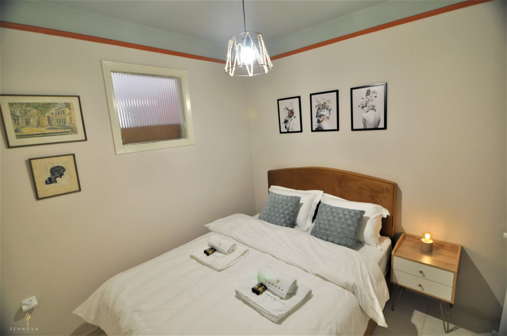 Zennova #4 Vintage City Center Apt
