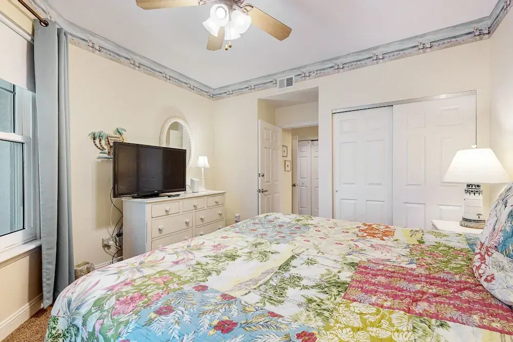 Oceanfront Condo With Great Ocean View, Balcony, Fast Wifi & 2 Shared Pools