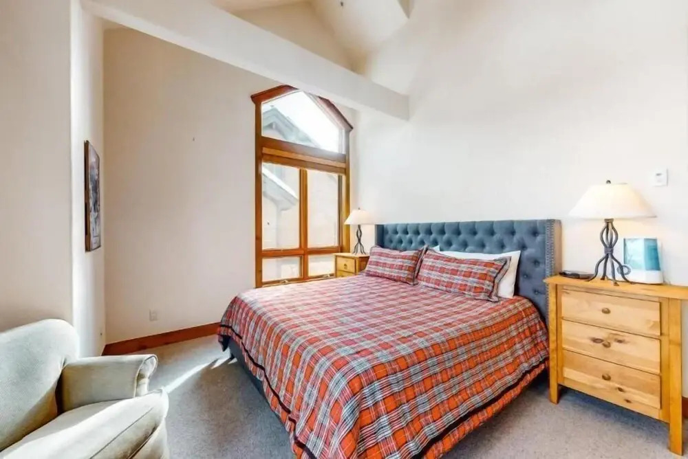 Ski-in/ski-out 3 Bedroom Townhome at Snowflake Lift With Private Hot Tub