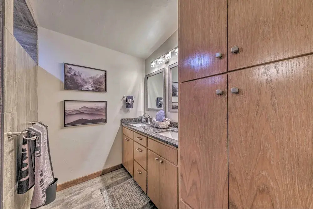 'raven Hill Retreat' ~ Close to Midtown!