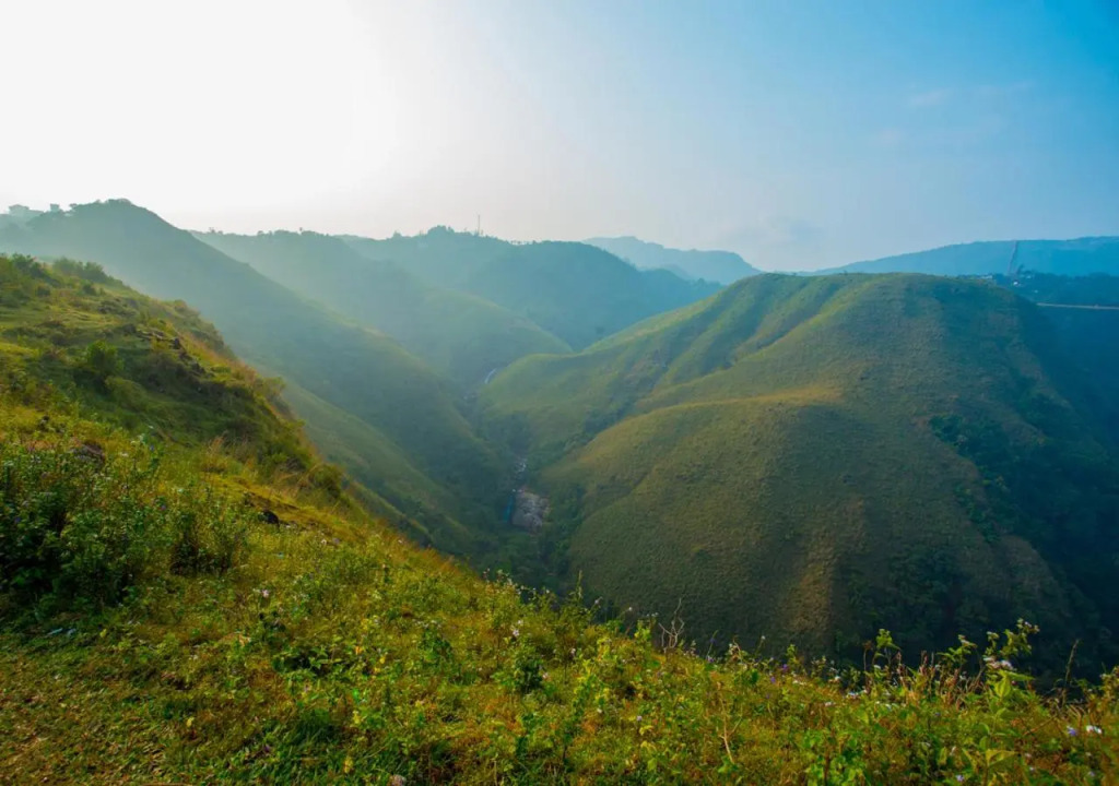 White Stone Vagamon Hilltop Cottage by VOYE HOMES , Private Villa with Scenic Mountain Views