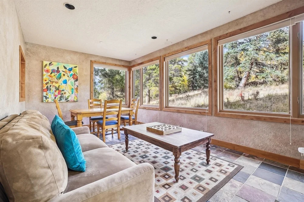 Rounds Retreat 4 Bedroom Home by Redawning