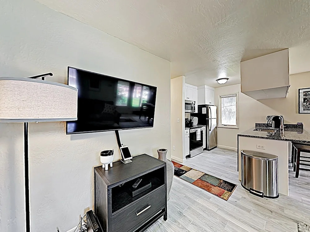 New Listing! Ski - Walk To Resort Base 1 Bedroom Condo