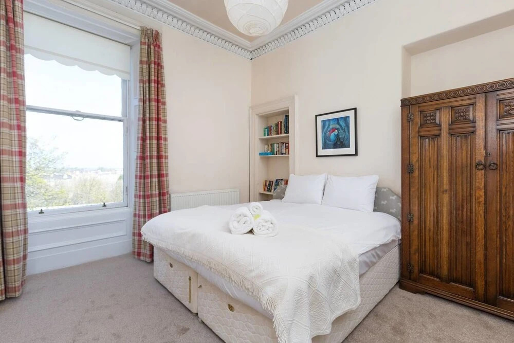 Lovely New Town 2 Bedroom Flat With Fireplace