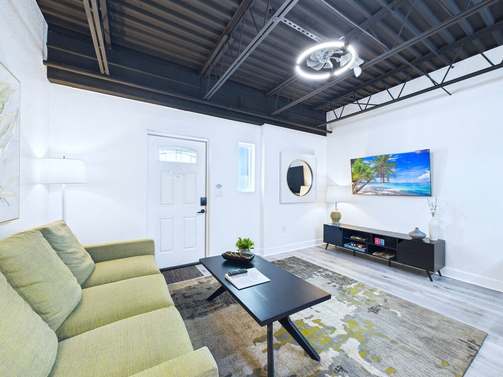 Stylish Loft Minutes From Beach Port - Unit 204