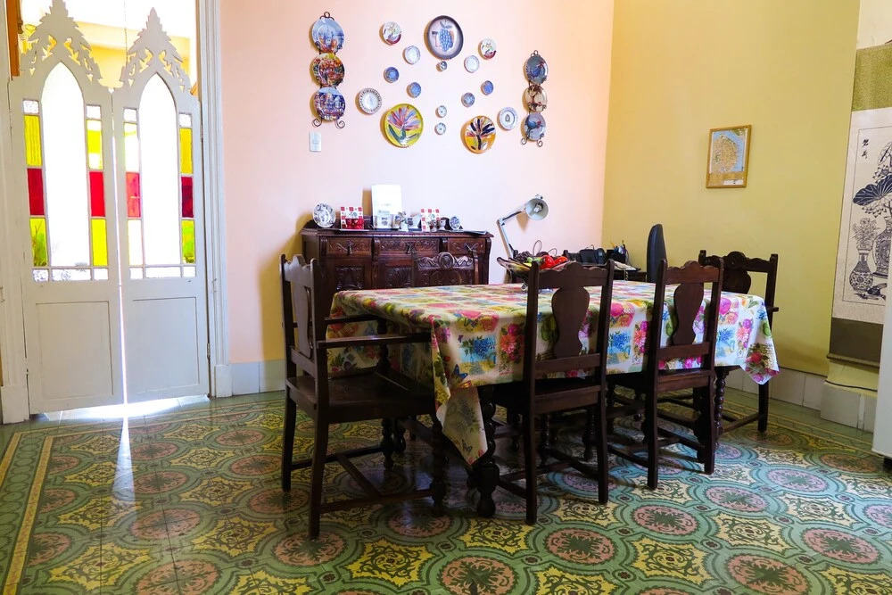 Hostal Balcones 3, Knocking on Cuba