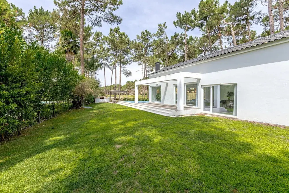 Aroeira Modern Grand Villa With Pool by Homing