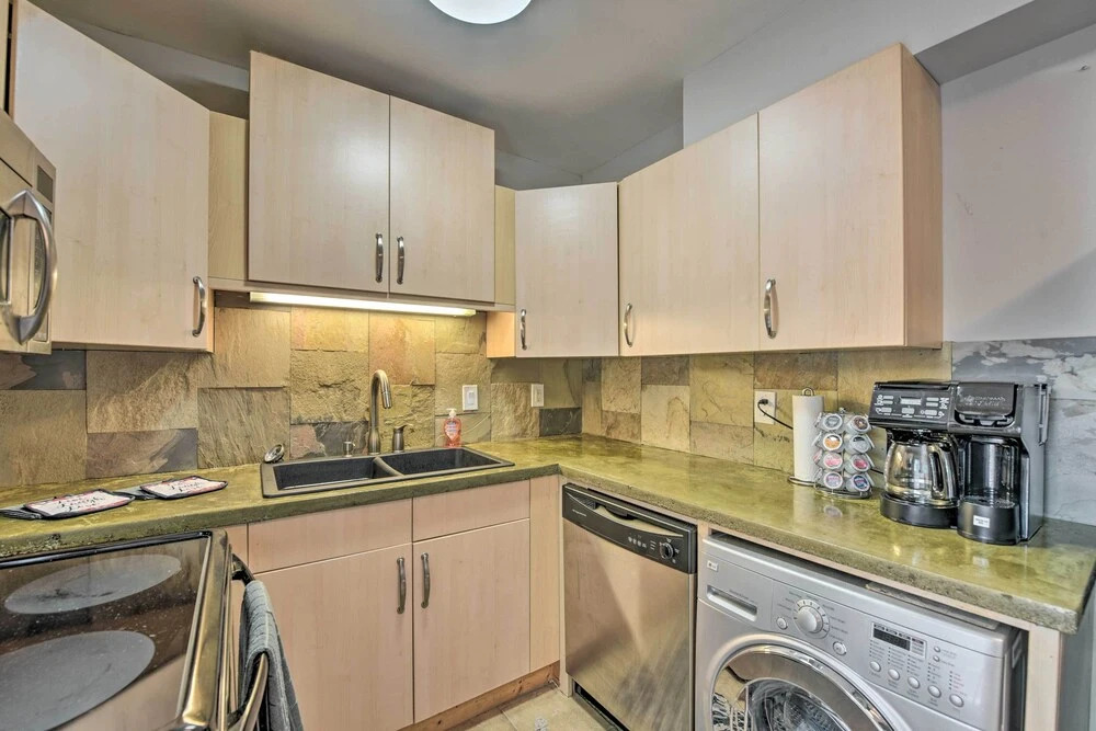 Charlotte Condo w/ Patio: 4 Mi to Downtown!