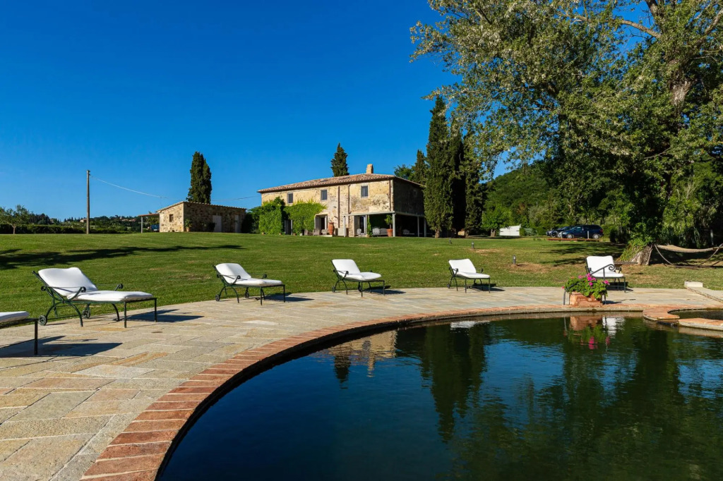 Podere Acqua Calda is an old stone farmhouse, recently renovated, located within walking distance fr-Podere Acqua Calda