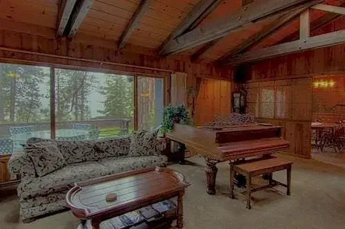 Twin Top Lakefront 6 Br Cabin by RedAwning