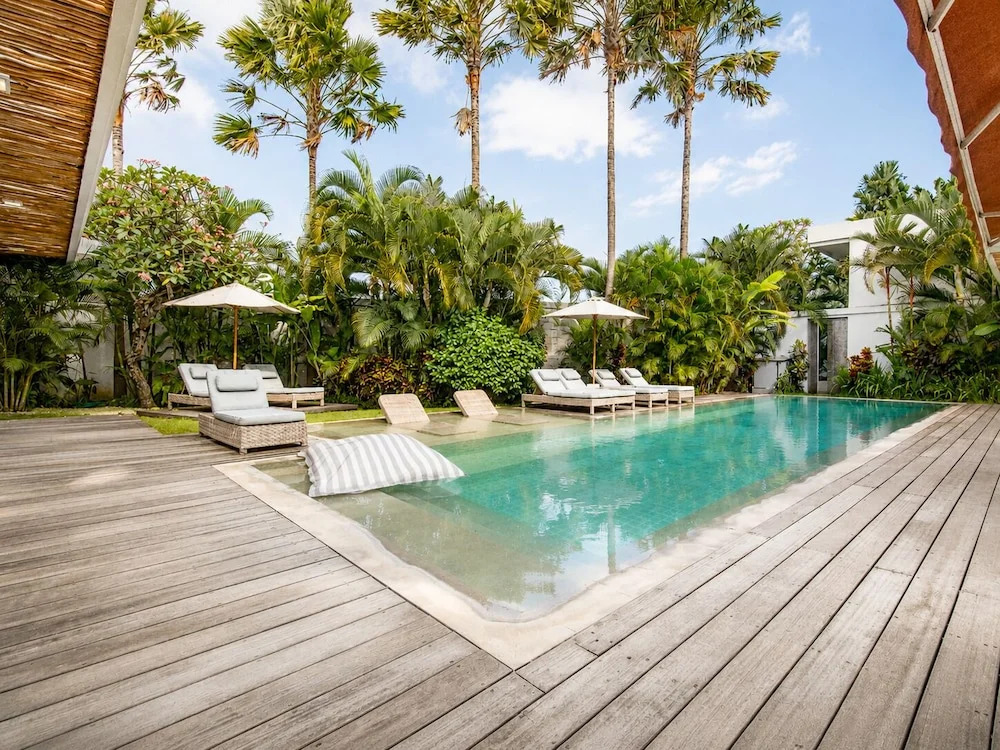 Dreamy 5BR Haven, 200m to Berawas Blissful Beach