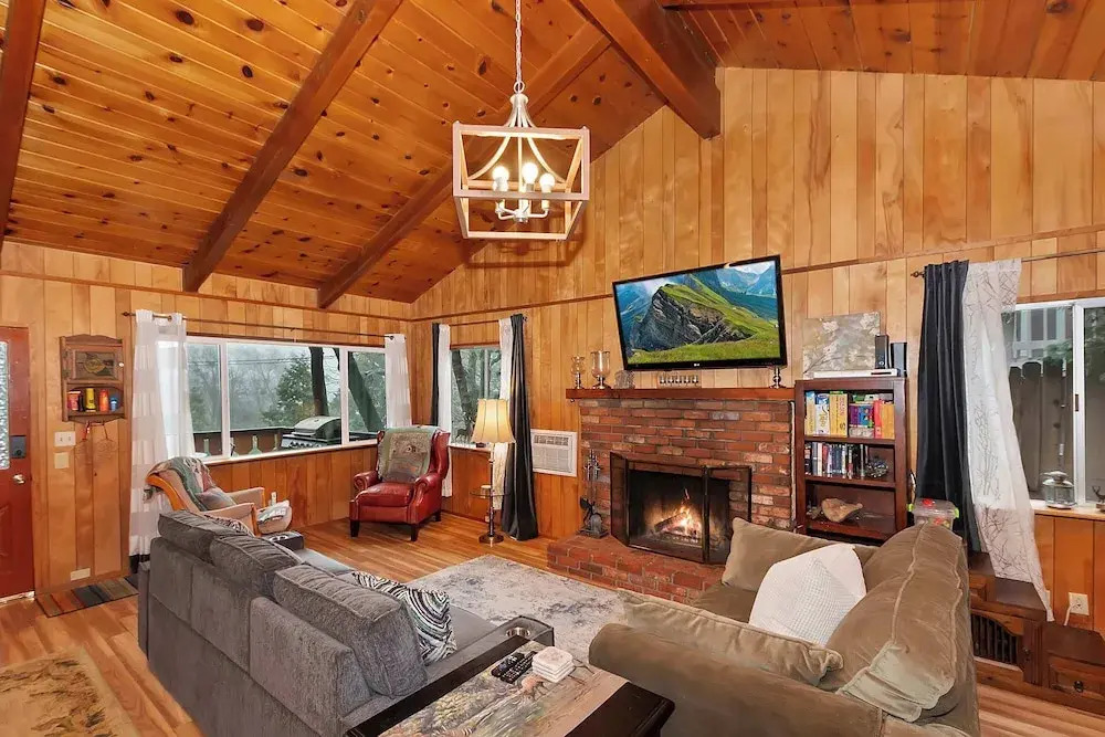The Lazy Bear Cabin - For 6!