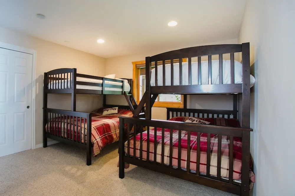 Nederland Getaway 4 Bedroom Home by RedAwning