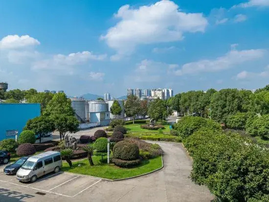 Huaihua Hongxing Hotel (Transit Library South High-speed Railway Station)