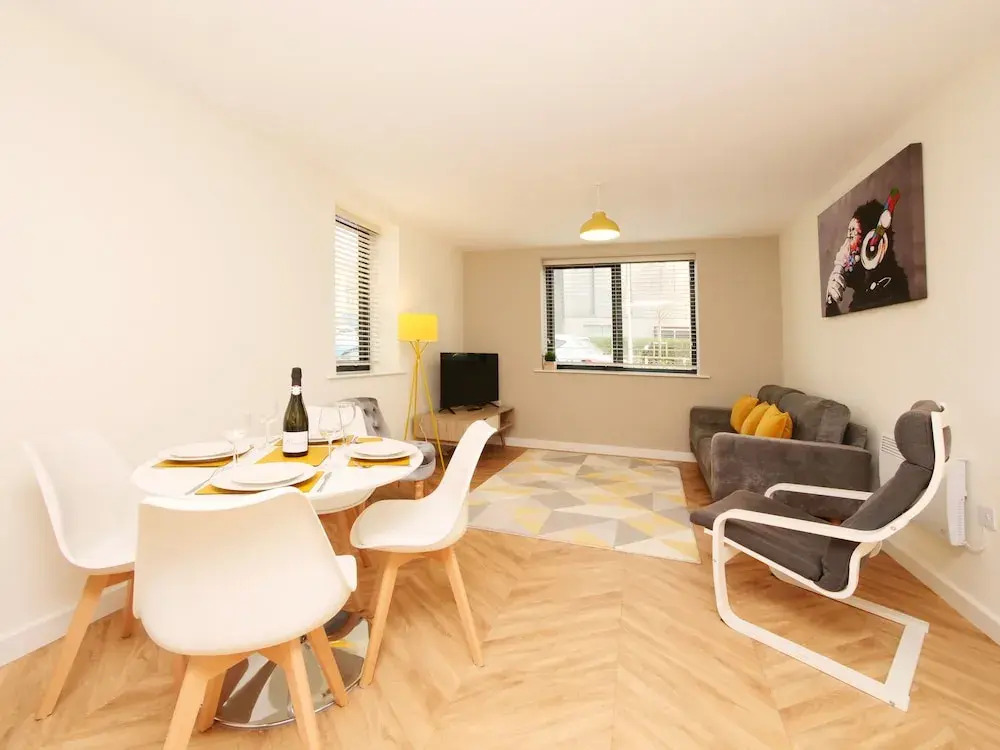 Modern Spacious 2 Bedroom Apartment