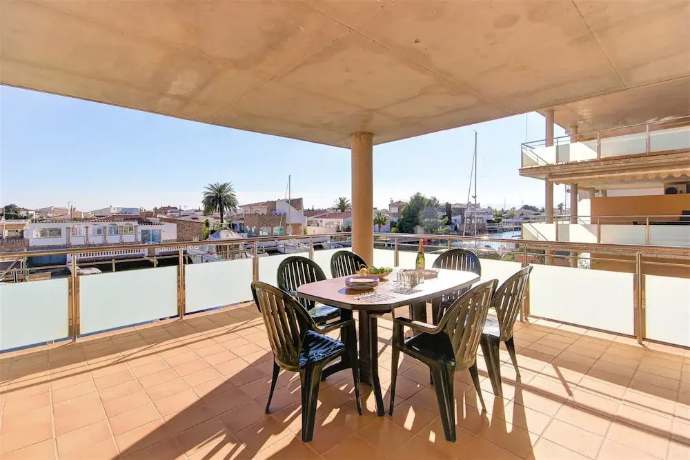 Apartment With Scenic View