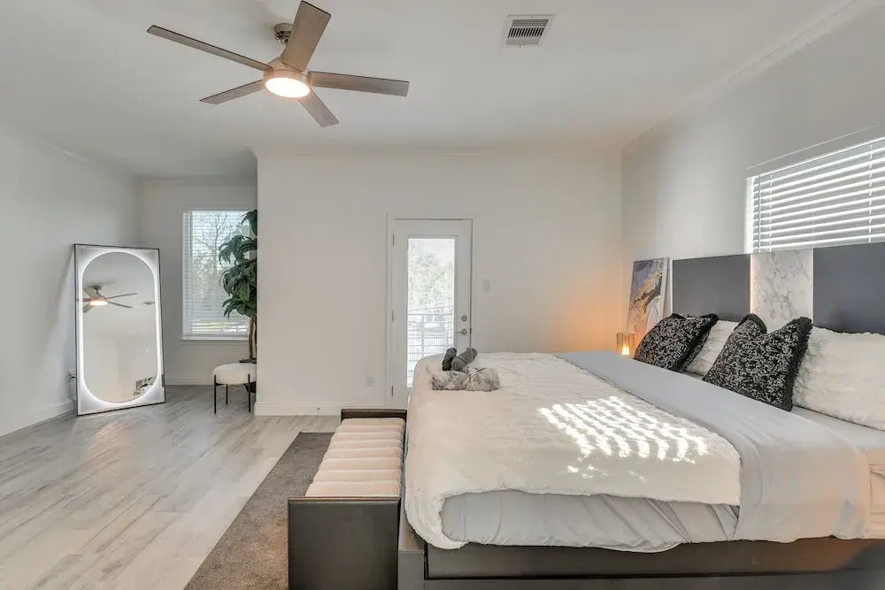 4 Mi to NRG Stadium: Luxurious Houston Townhome!