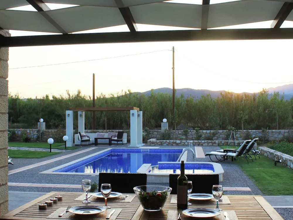 Villa in Kamisiana With Private Pool & Beach