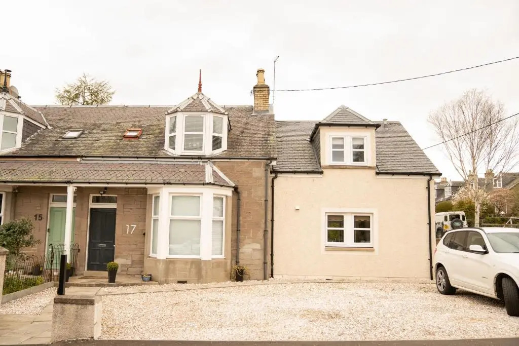 3 Private bedrooms attached to hosts home Free parking
