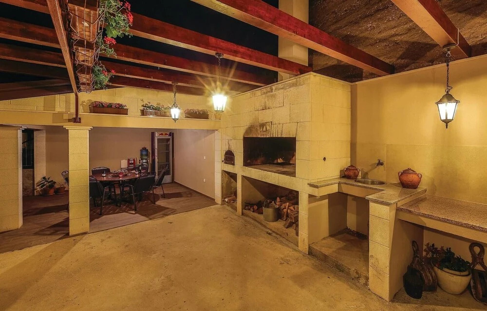 Stunning Home in Kastel Gomilica With Wifi and 4 Bedrooms