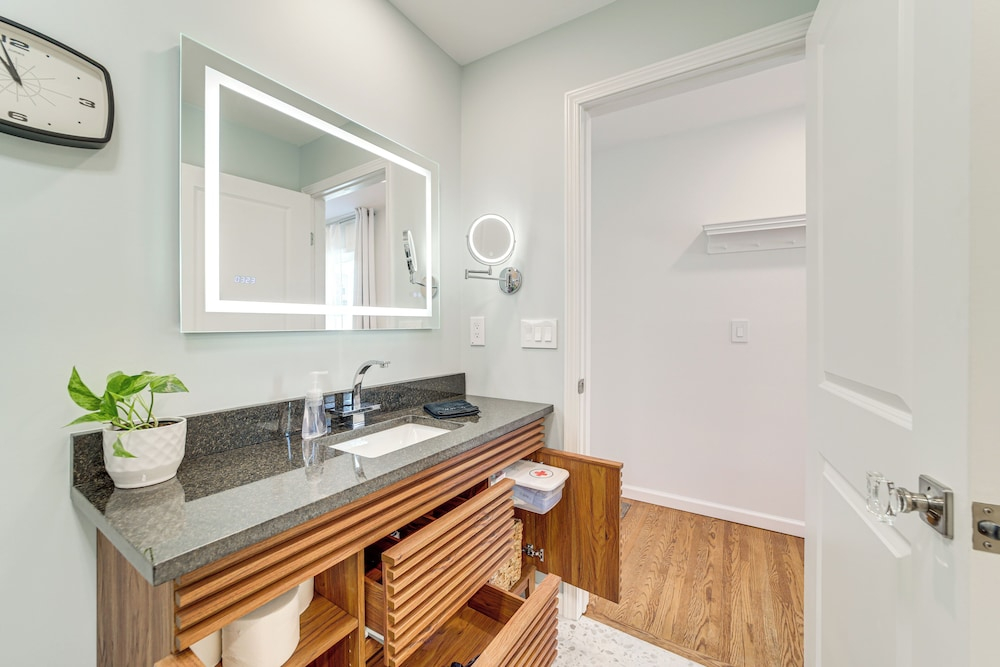 Walk to Gathering Place & Brookside: Tulsa Studio