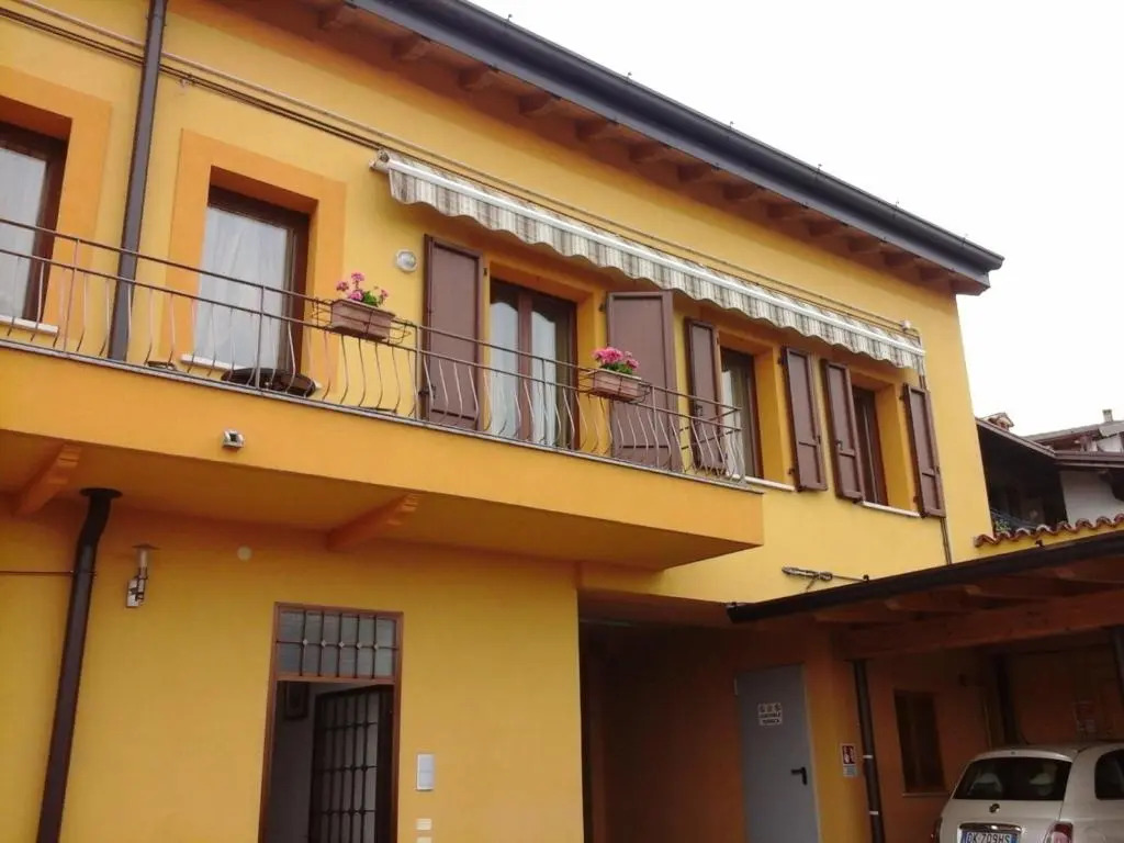 CASA DEL SOLE APPARTAMENTO N° 2 WHITE AND GOLD ROOM