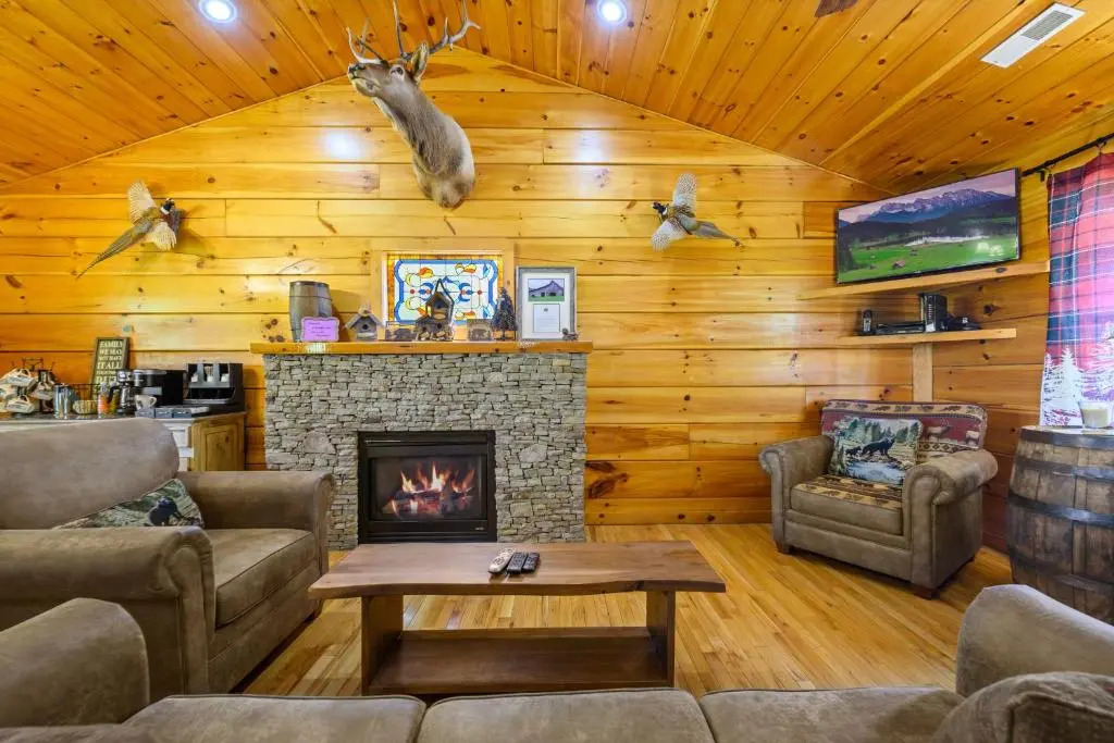 A Wolf's Den Gatlinburg