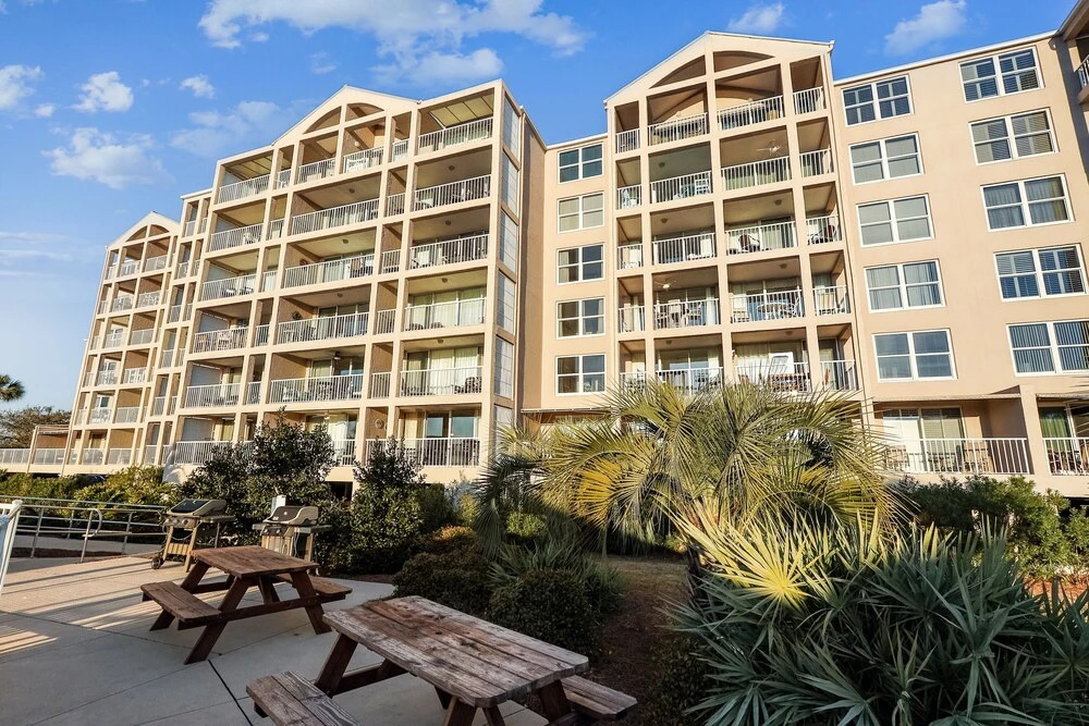 Magnolia House 407 is a 1 BR with amazing views by RedAwning