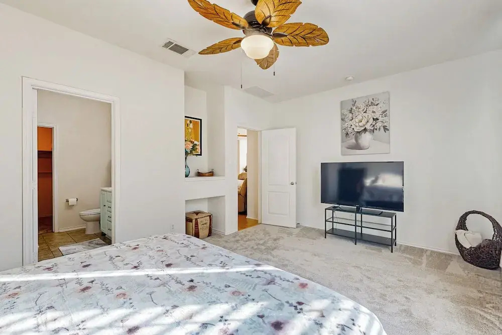 Inviting Home w/ Enlosed Yard & Gas Grill