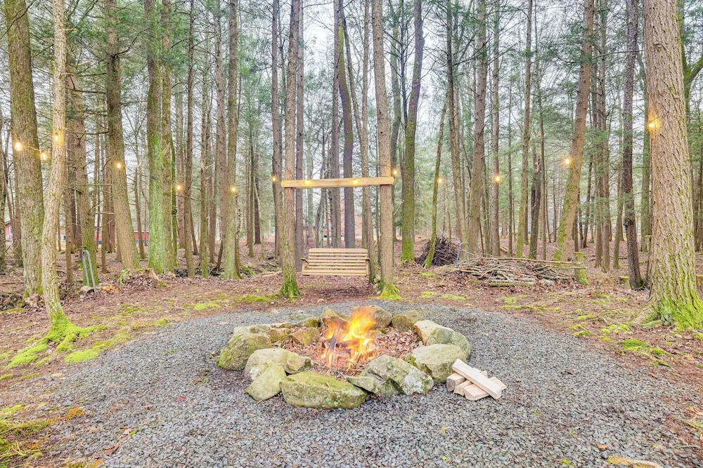 Fire Pit, Deck & On-site Creek: Poconos Retreat!