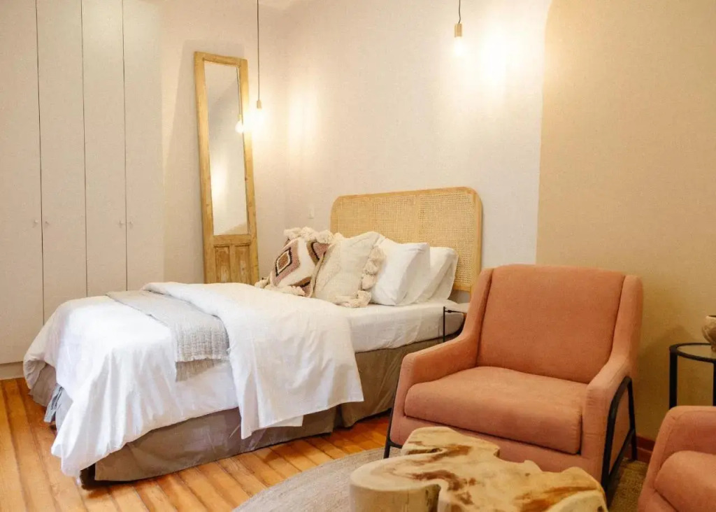 Mr. W Kin Pech - 1 Amazing 2BR, Designer's Choice
