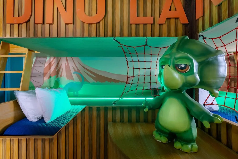 Sr014v: 8 Bed, Dinosaurs Fun, DC Comics, Pool, Shuffle Board