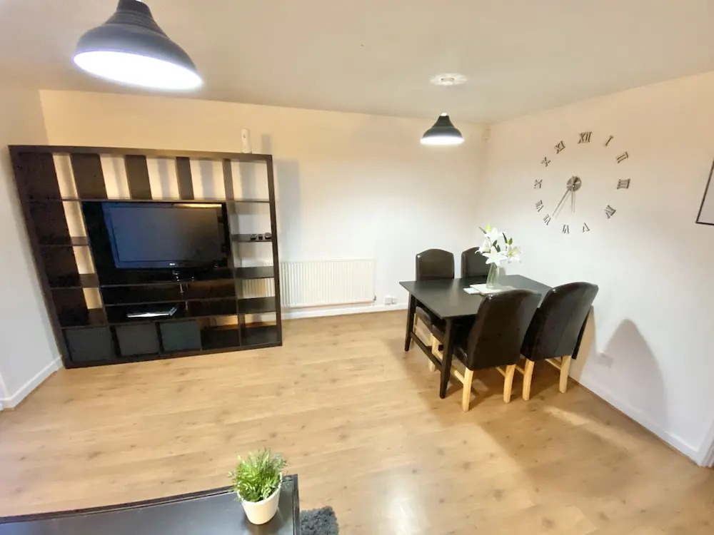 3-bed Townhouse Parking Deep Cleaned