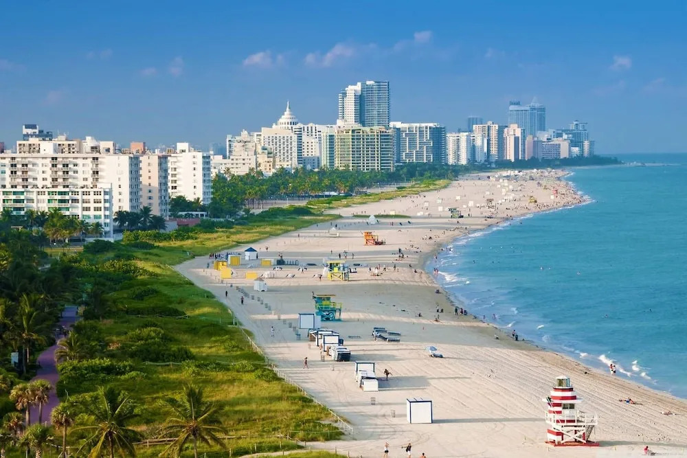 NEW- Fast Wifi - Work Desk - Top Floor - 2BR/2BA Miami! (CD2)