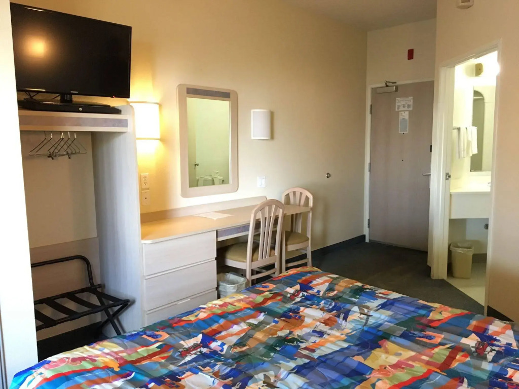 Motel 6-Portland, OR - North