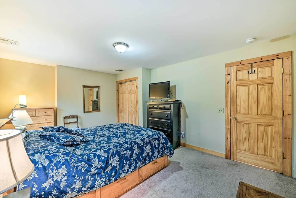 West Dover Home w/ Deck ~ 2 Mi to Mount Snow