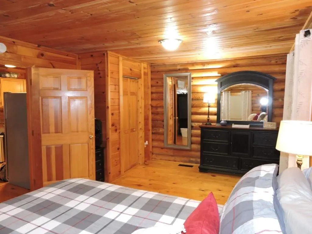 5 min to Dollywood, great location, excellent parking, hot tub, pool table