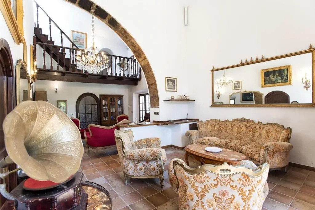Restored Historic Mansion Paterno with Exclusive Pool, Wifi and AC for 20 people