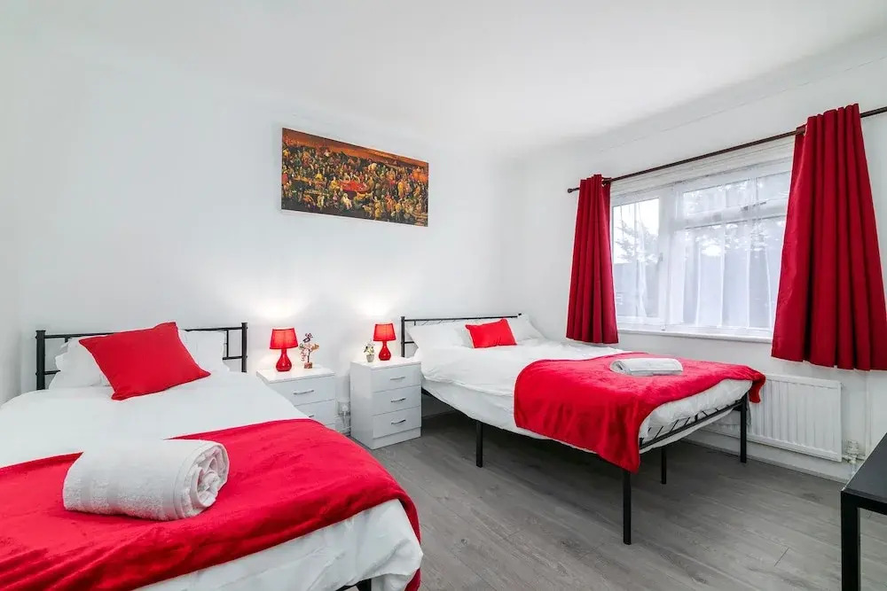 Refurbished 4-bed Family Home-near Central London