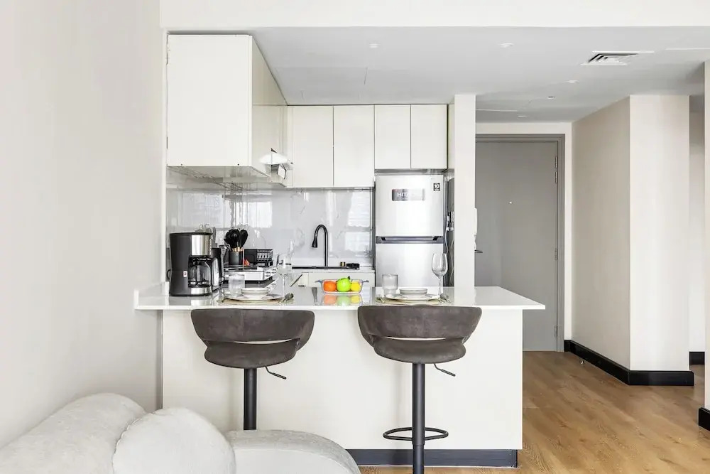 1BR by the Lake Near DMCC Metro Station