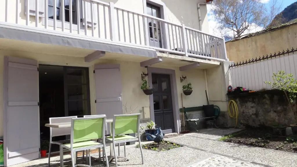 Great house in center of Luz St Sauveur