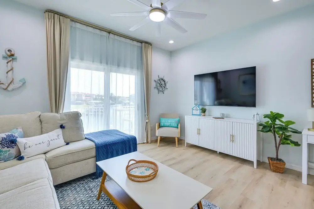 Walk to Beach! Waterfront Hudson Townhome