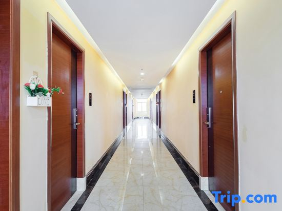 Ledong Longrun Hotel (Flo Town)