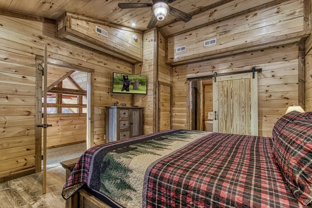 Ern805- Bearly Believe It! - Great Location! Close To Town And All The Action! 3 Bedroom Cabin by RedAwning