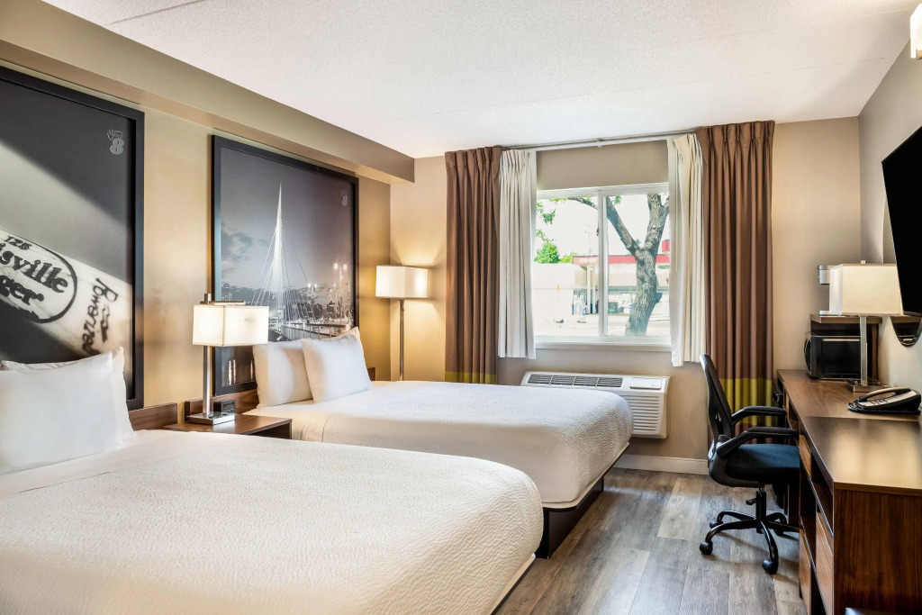 Super 8 by Wyndham Winnipeg West