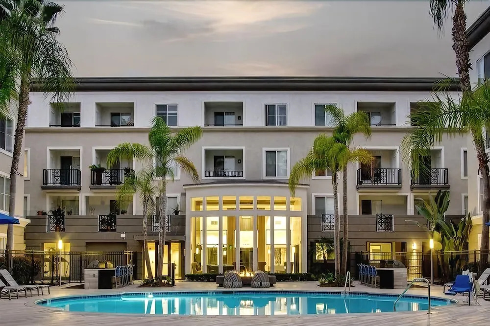 MARINA PRESIDENTIAL SUITE w AMAZING VIEWS & AMENITIES