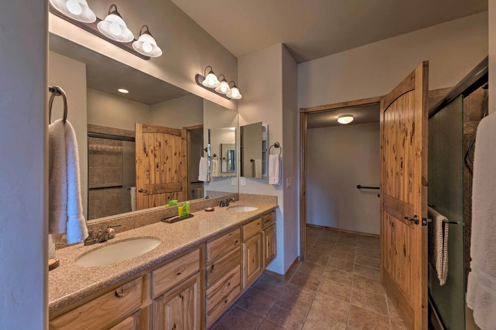 Spacious & Lovely Getaway w/ Deck in Show Low!