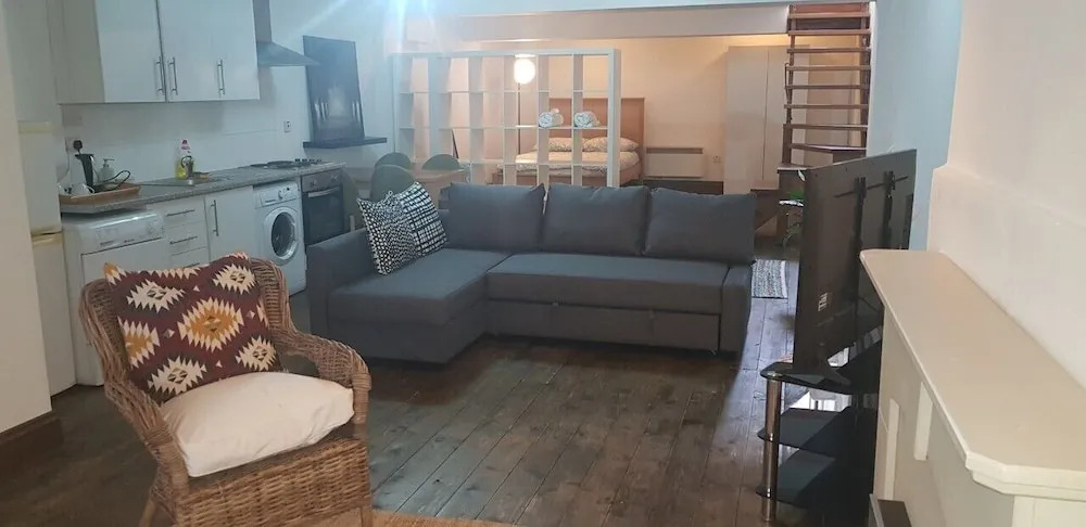 Studio Flat in Stoke Newington High Street