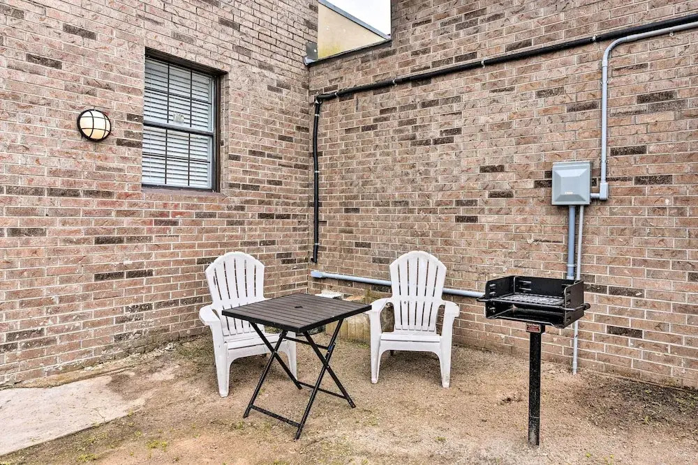 Cozy Galveston Apartment - Walk to Beach & Dining