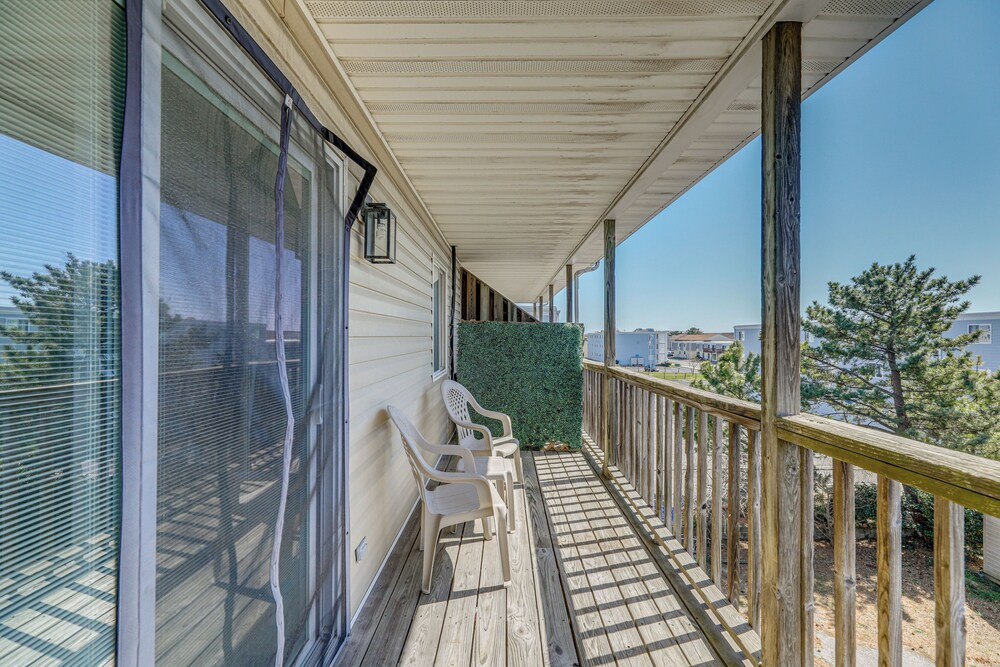 Bright & Airy Condo: Walk to Beach/boardwalk